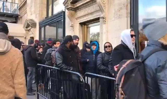 太瘋狂 紐約市民排隊(duì)繞兩個(gè)街區(qū)搶購Snap智能太陽眼鏡