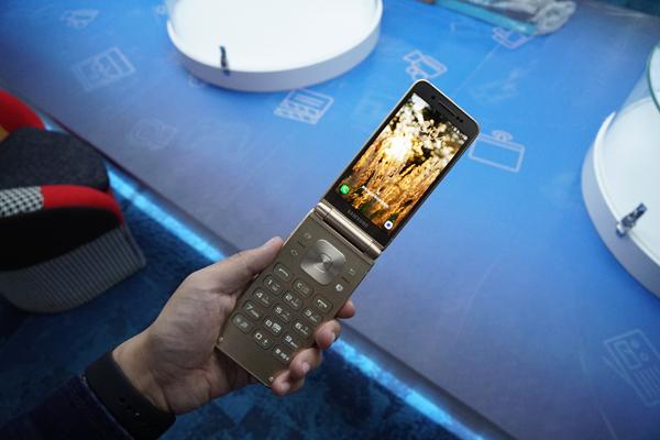 搞機番外篇：三星W2017評測 售價2萬的機械青春