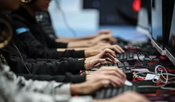 探秘國內(nèi)首家電競學(xué)院：學(xué)生大多都是富二代，父母寵愛