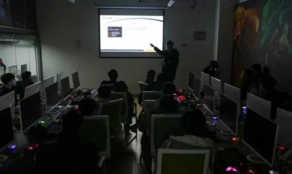 探秘國內(nèi)首家電競學(xué)院：學(xué)生大多都是富二代，父母寵愛