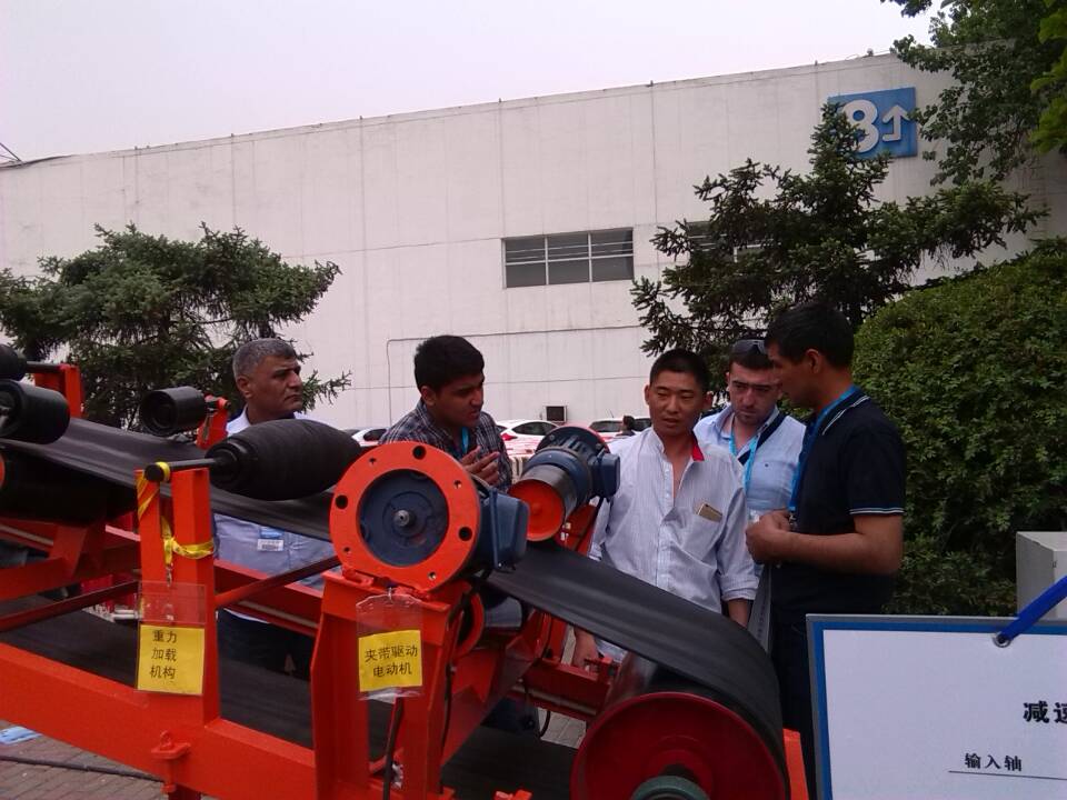 由電動<a href=http://m.zwbjp.com.cn target=_blank class=infotextkey>托輥</a>實現(xiàn)的多動力驅(qū)動<a href=http://m.zwbjp.com.cn target=_blank class=infotextkey>帶式輸送機</a>實驗演示圖片