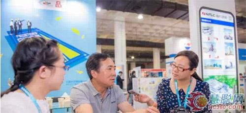 周煒接受記者采訪