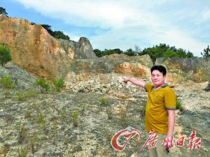 李小寧指著雙方爭(zhēng)了十多年的瓷土礦。