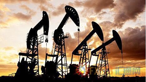 油價周二上漲，因美元下跌，且有消息稱，全球主要產(chǎn)油國本月的減產(chǎn)幅度大于預(yù)期。但油價漲幅縮小，收盤僅小幅上漲，因月末的獲利回吐限制了升幅，且在API數(shù)據(jù)公布后，油價縮減了漲幅。