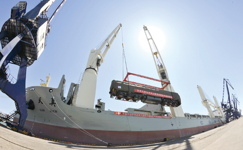 國內(nèi)出口最大訂單內(nèi)燃機(jī)車裝船啟運(yùn)