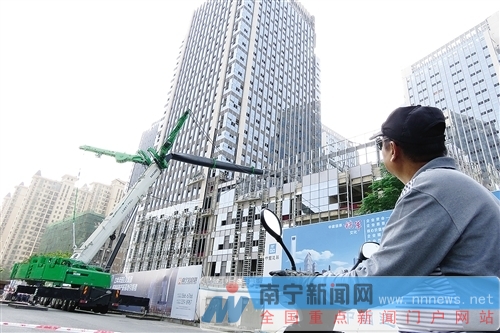 南寧一起重機(jī)支撐臂砸向在建樓房