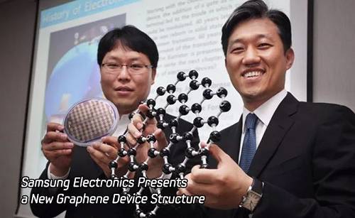 三星科學家展示石墨烯模型（圖片來源：三星官網(wǎng)）