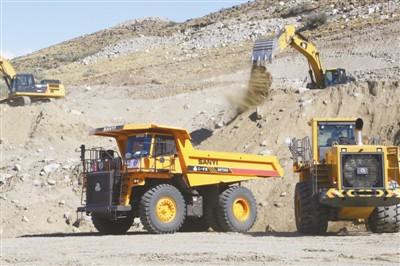  圣克魯斯河邊，一臺(tái)臺(tái)中國(guó)制造的重型機(jī)械已經(jīng)開始破土作業(yè)。 本報(bào)記者 張衛(wèi)中攝