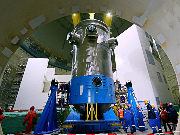 華龍一號(hào)全球首堆壓力容器成功吊裝