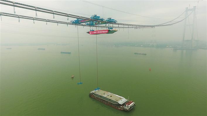 虎門二橋首節(jié)鋼箱梁成功吊裝