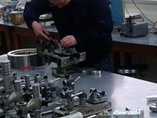 技術(shù)中心對(duì)軸承進(jìn)行檢驗(yàn) 技術(shù)中心對(duì)軸承進(jìn)行檢驗(yàn)